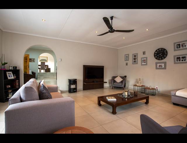 3 BEDROOM FREEHOLD SOLD IN MULBARTON